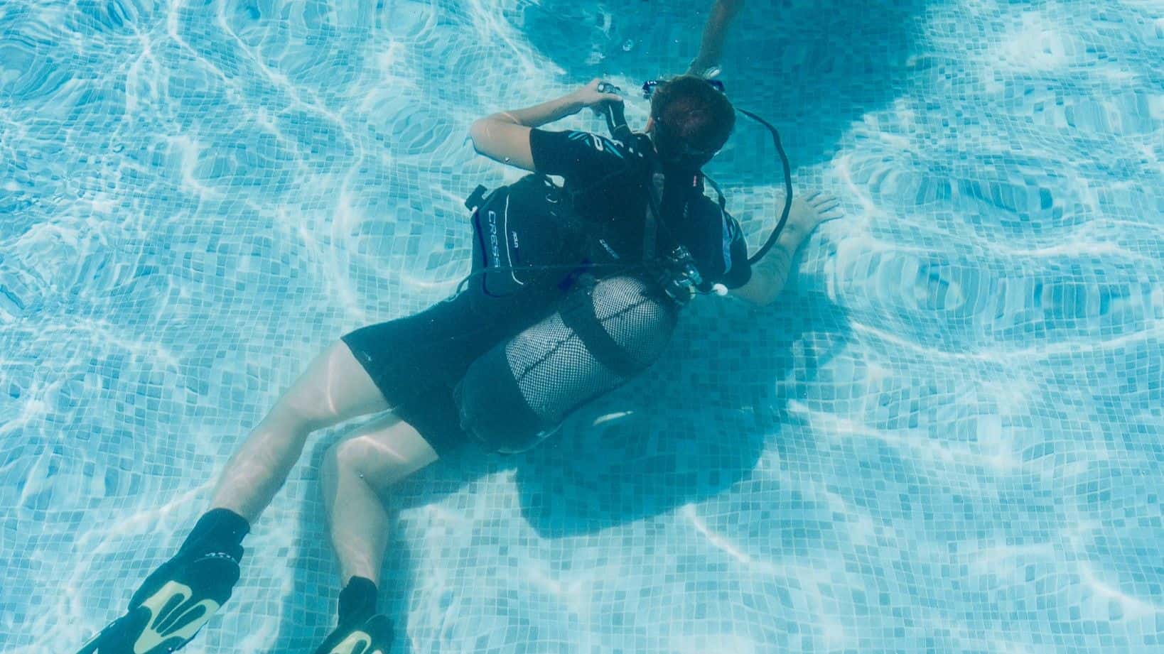 Taucher übt im Trainingspool bei Blue Brothers Diving