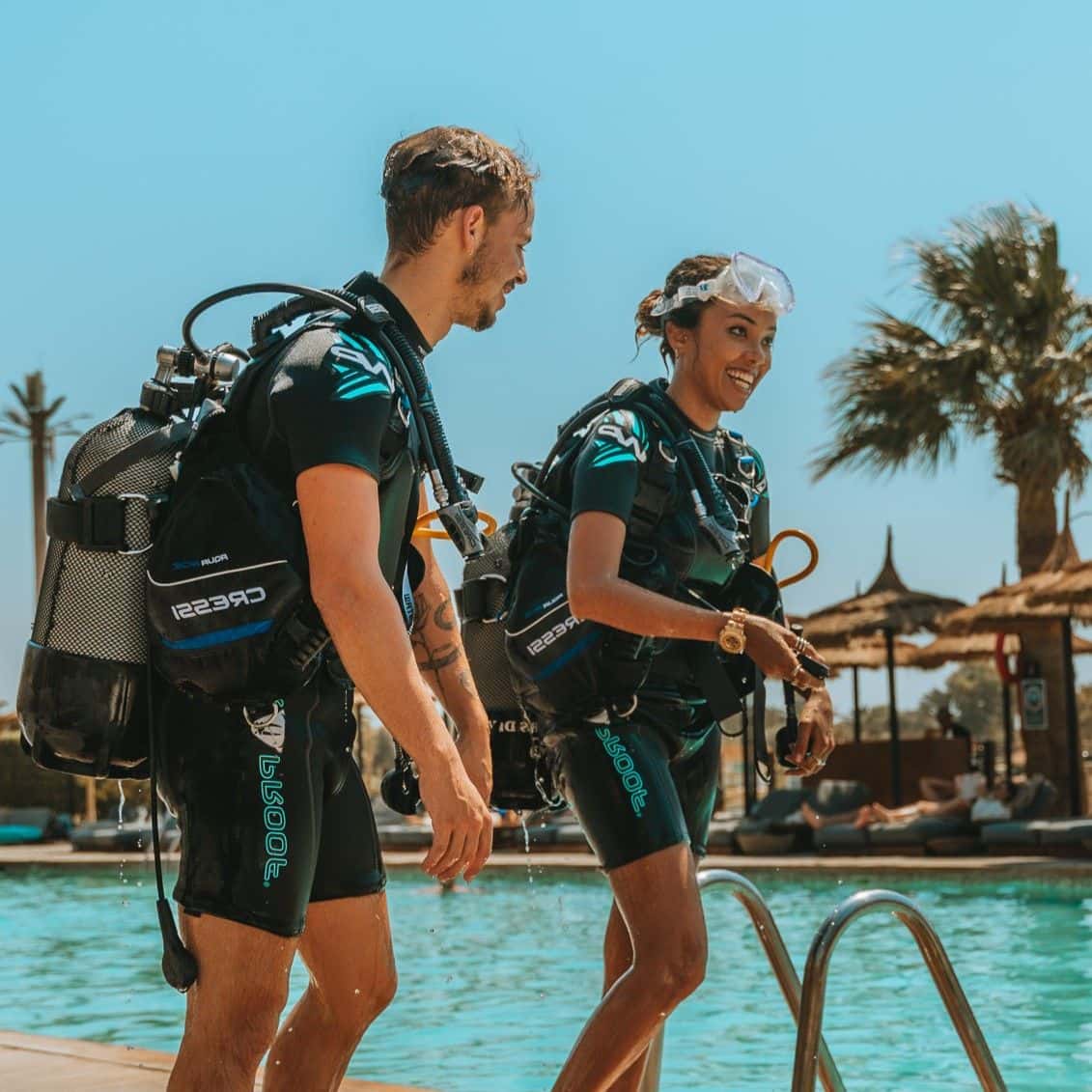 Zwei Taucher bereiten sich an der Blue Brothers Tauchbasis auf das Pooltraining vor
