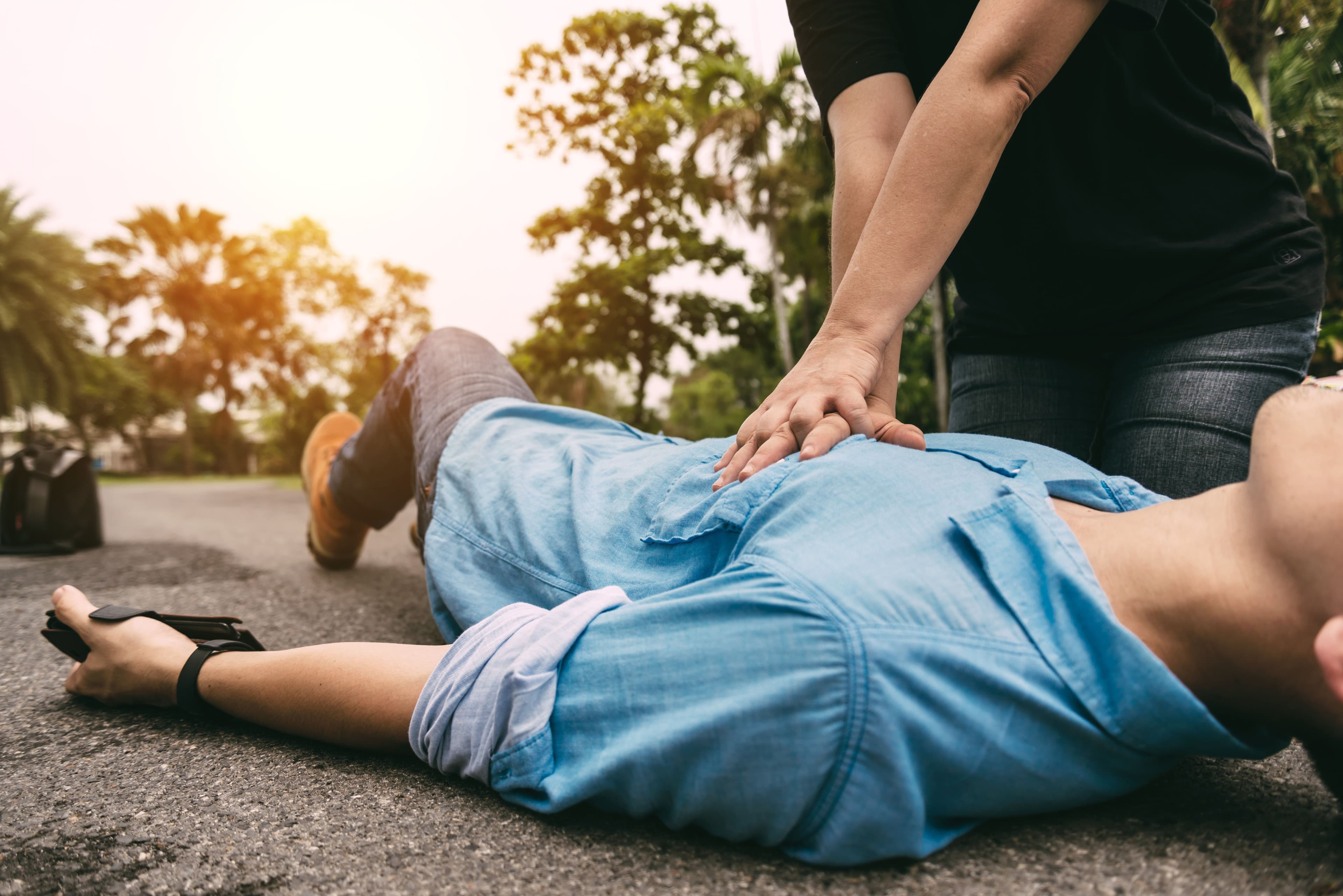 Teilnehmer übt CPR während eines Erste-Hilfe-Trainings