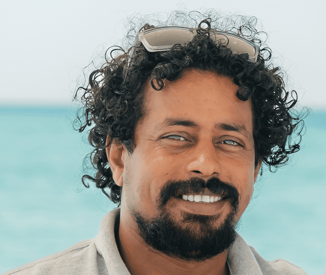 Ahmed aus dem Speedboat-Team lächelt bei Blue Brothers Diving