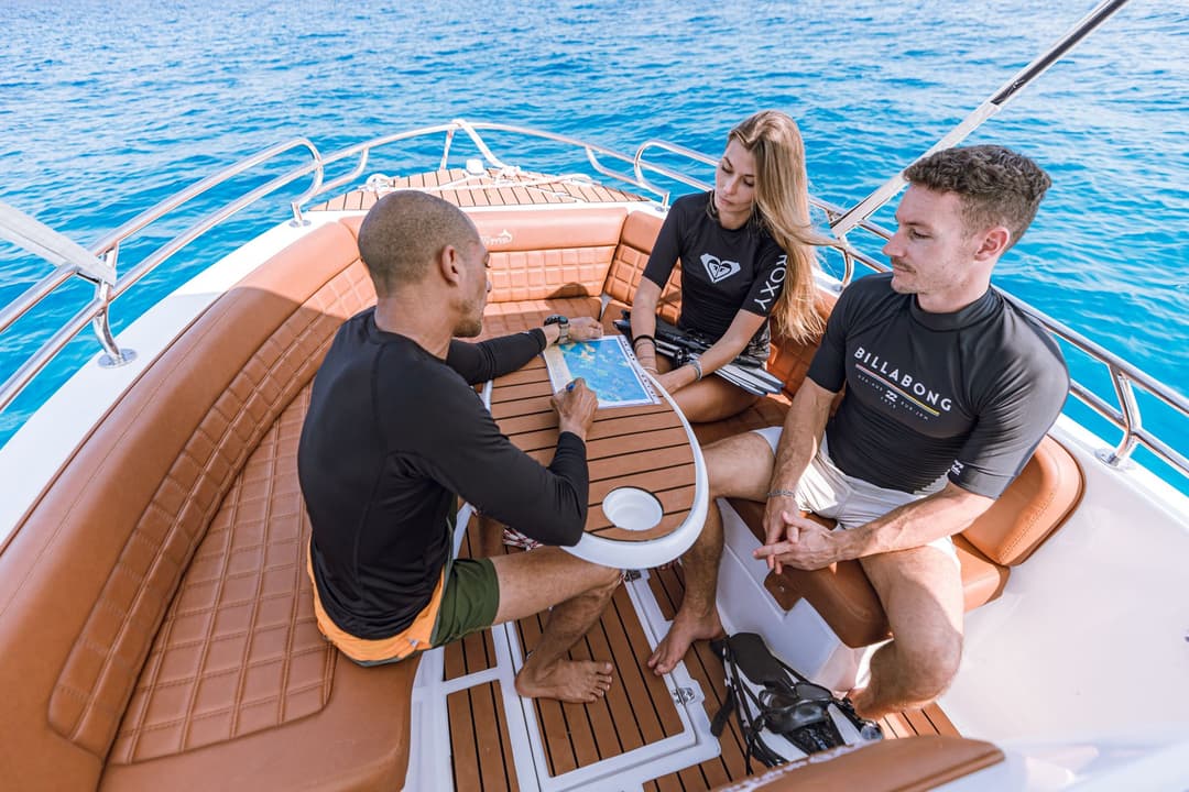 Gäste entspannen am Tisch während eines privaten Speedboat-Ausflugs