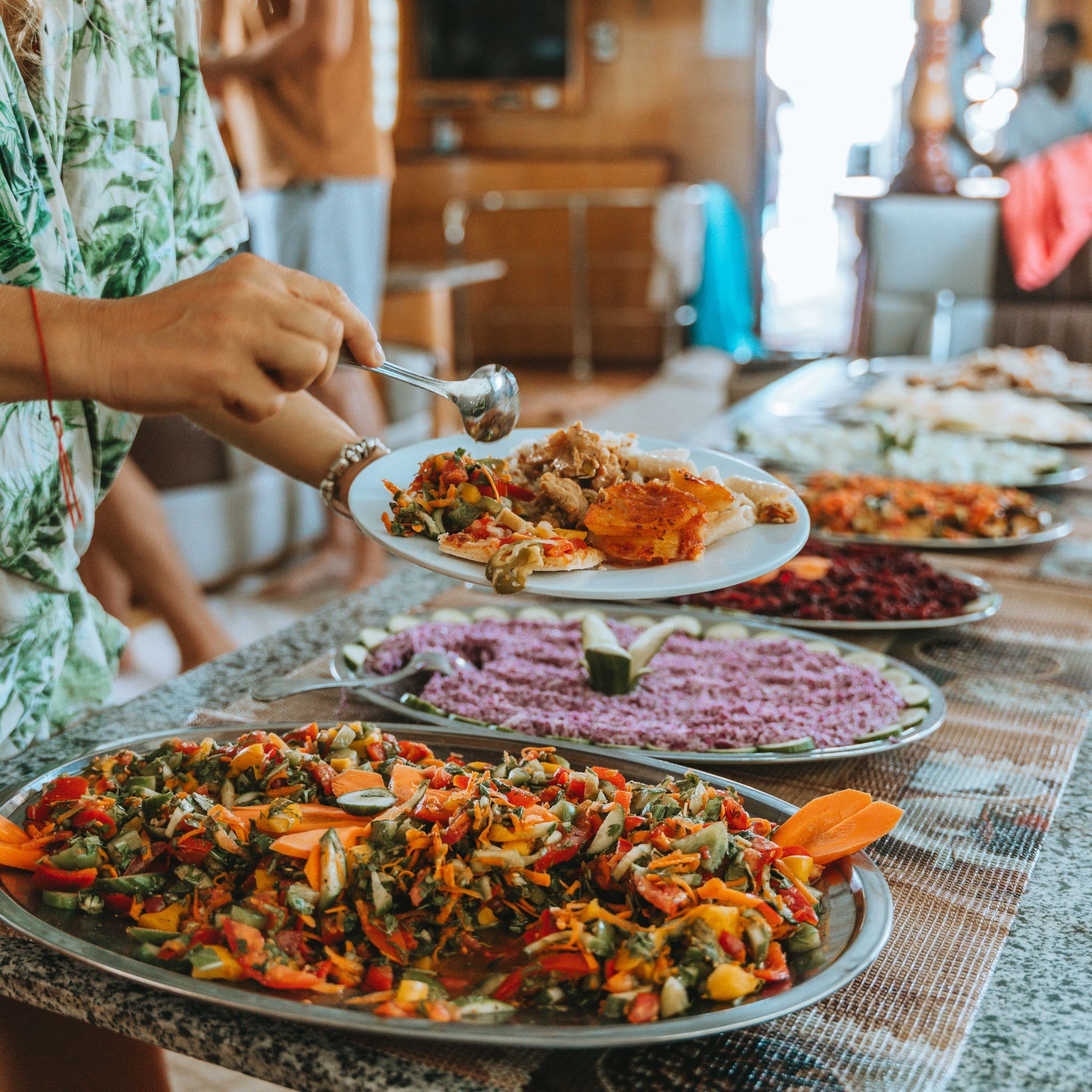 Gäste bedienen sich am Buffet auf dem Boot