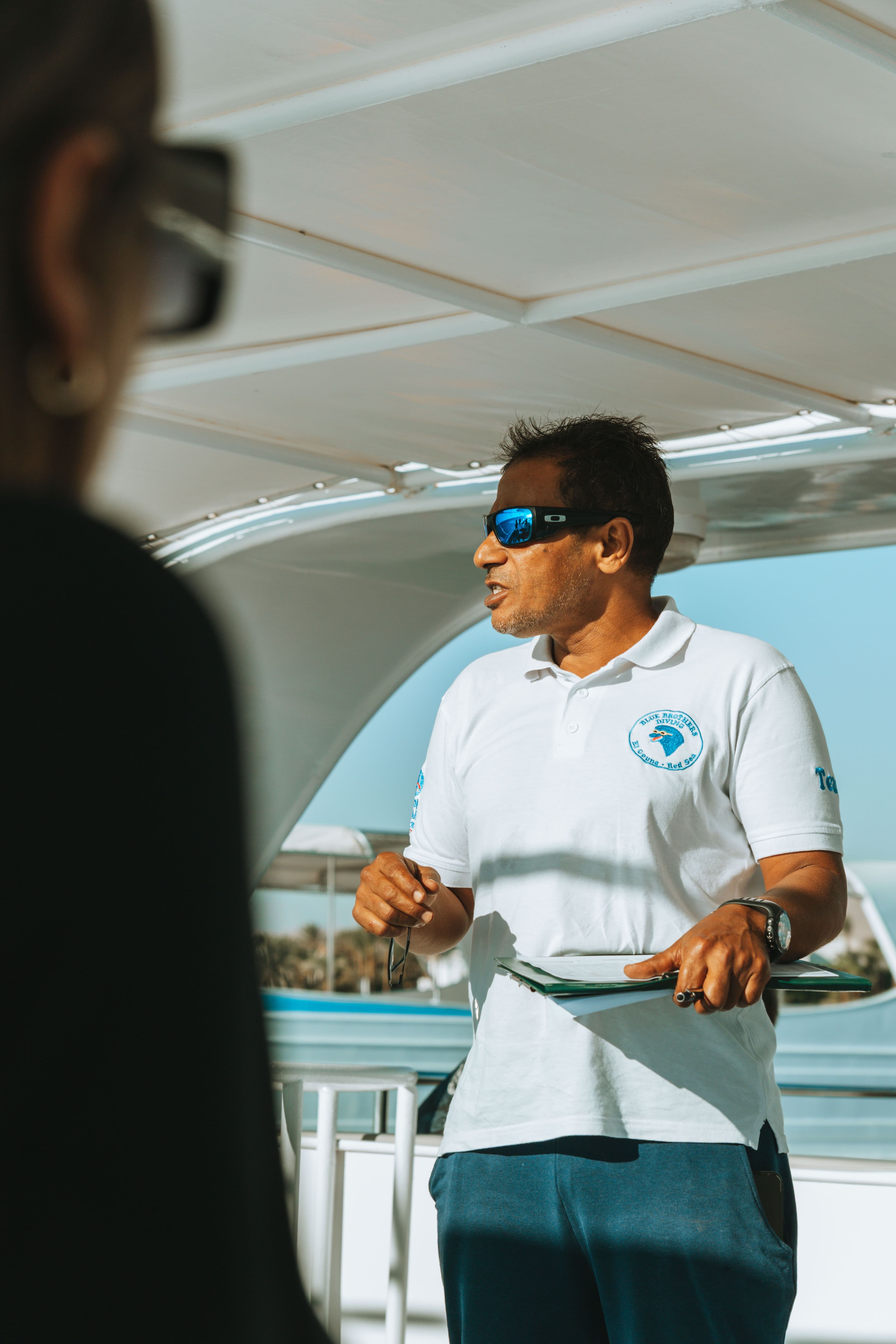 Gäste und Crew von Blue Brothers Diving während eines Tauchausflugs im Roten Meer