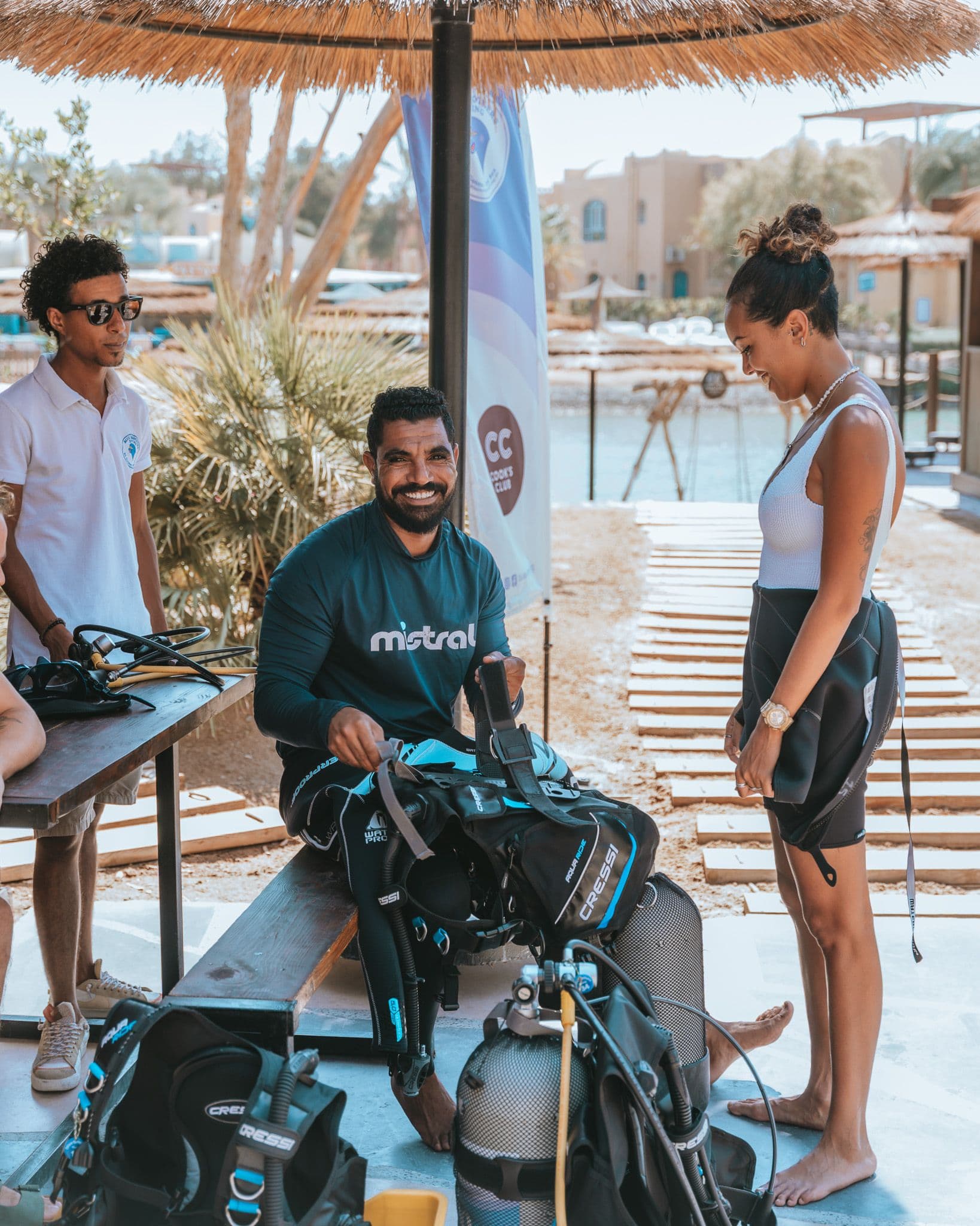 Divemaster-Kandidat bereitet Tauchausrüstung bei Blue Brothers Diving vor
