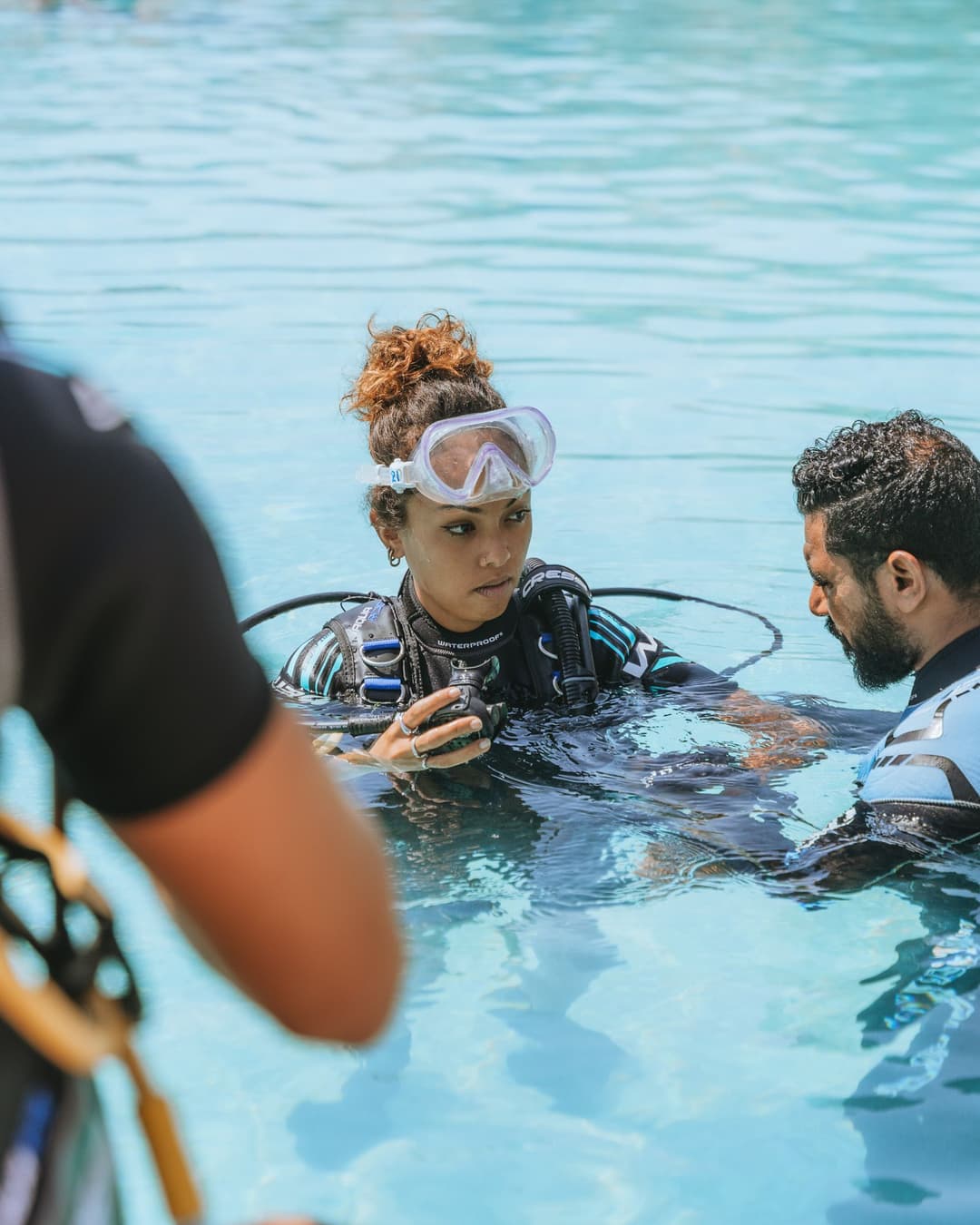 Rescue-Diver-Schülerin erhält Anweisungen im Pool