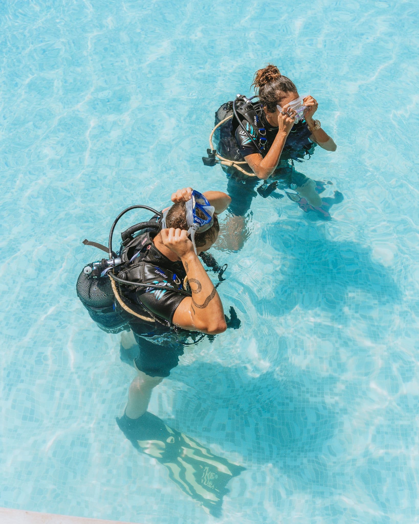 Scuba-Diver-Schüler übt Tauchfertigkeiten im Pool