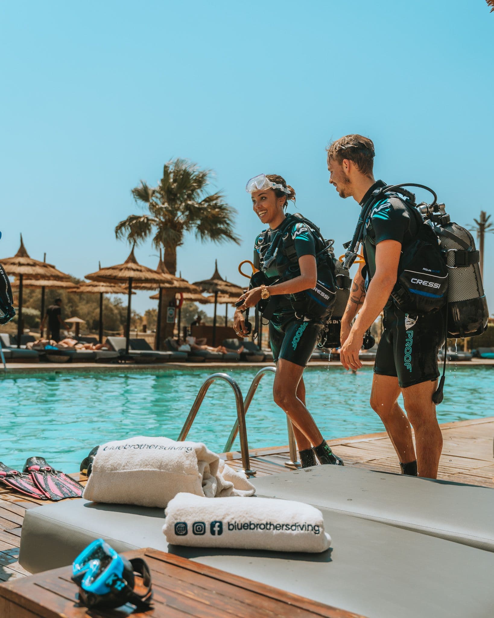 Open-Water-Diver-Schüler steigen mit Tauchausrüstung in den Trainingspool