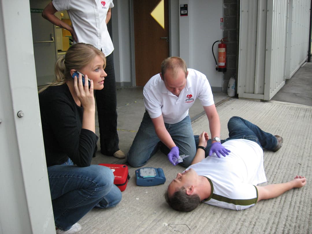 Erste-Hilfe-Team übt Notfallreaktion mit AED
