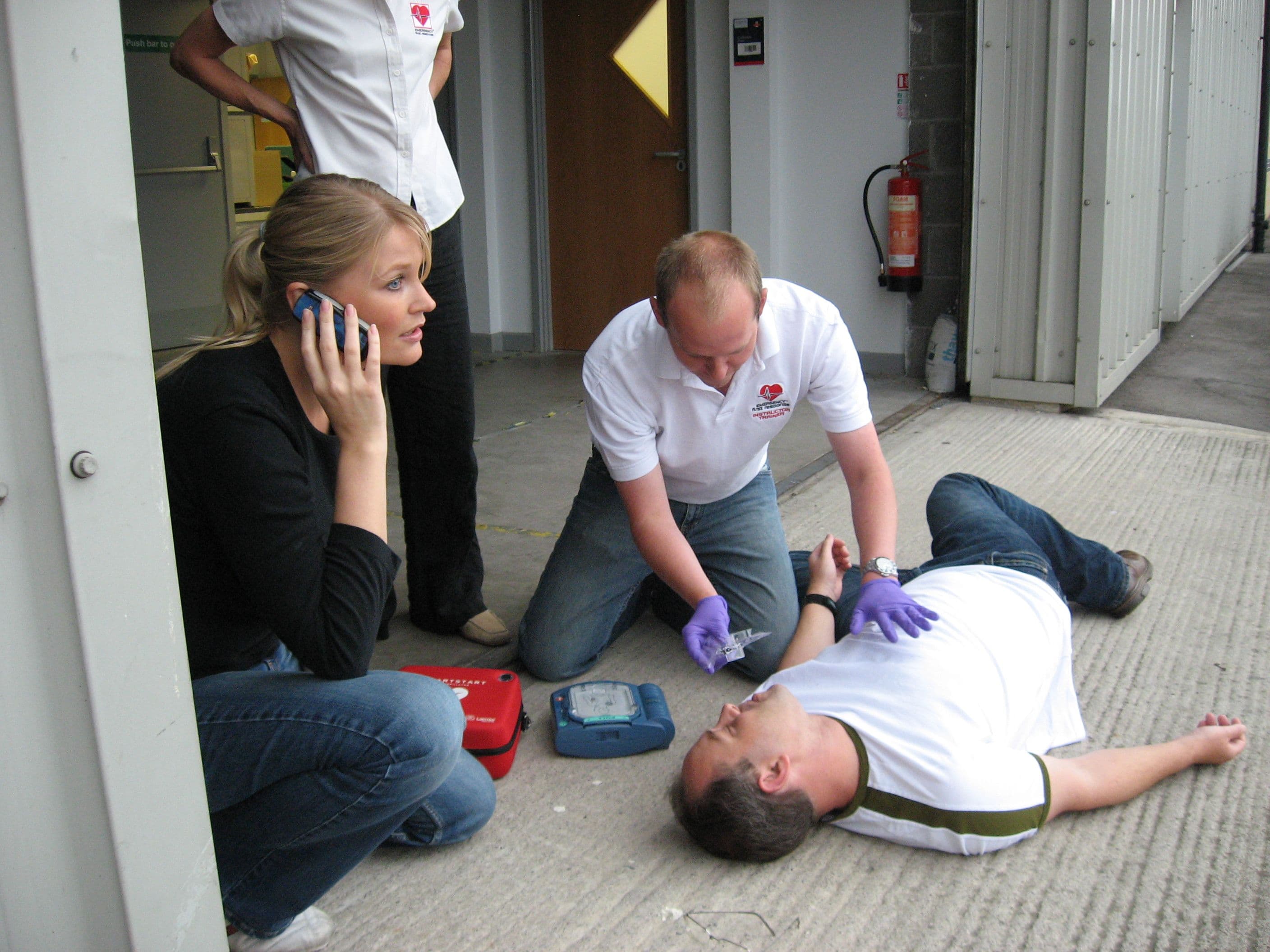 Erste-Hilfe-Team übt Notfallreaktion mit AED