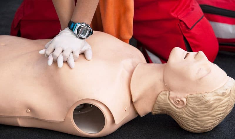 Teilnehmer übt CPR an einer Trainingspuppe