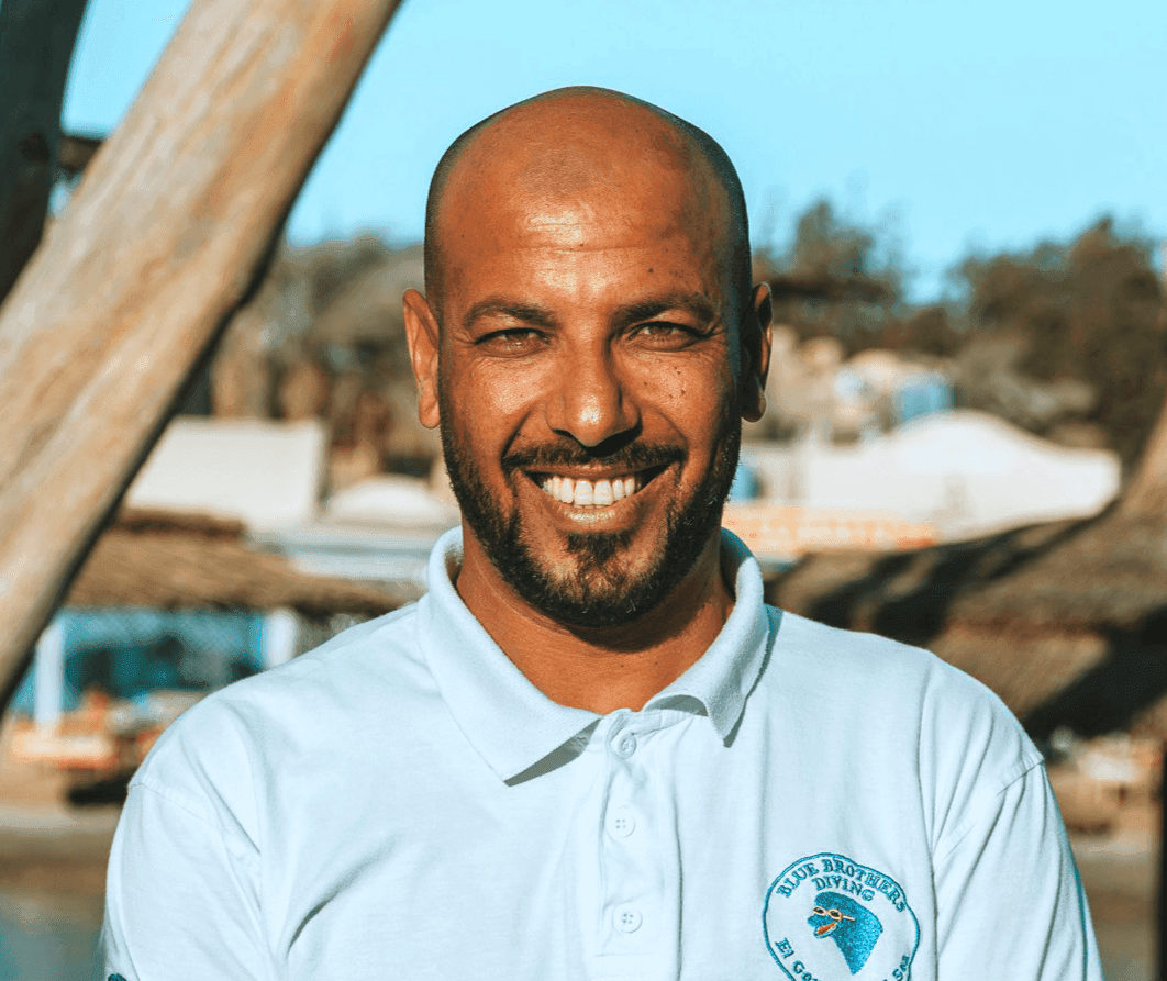 Fahmy aus dem Blue Brothers Diving Team lächelt im Außenbereich