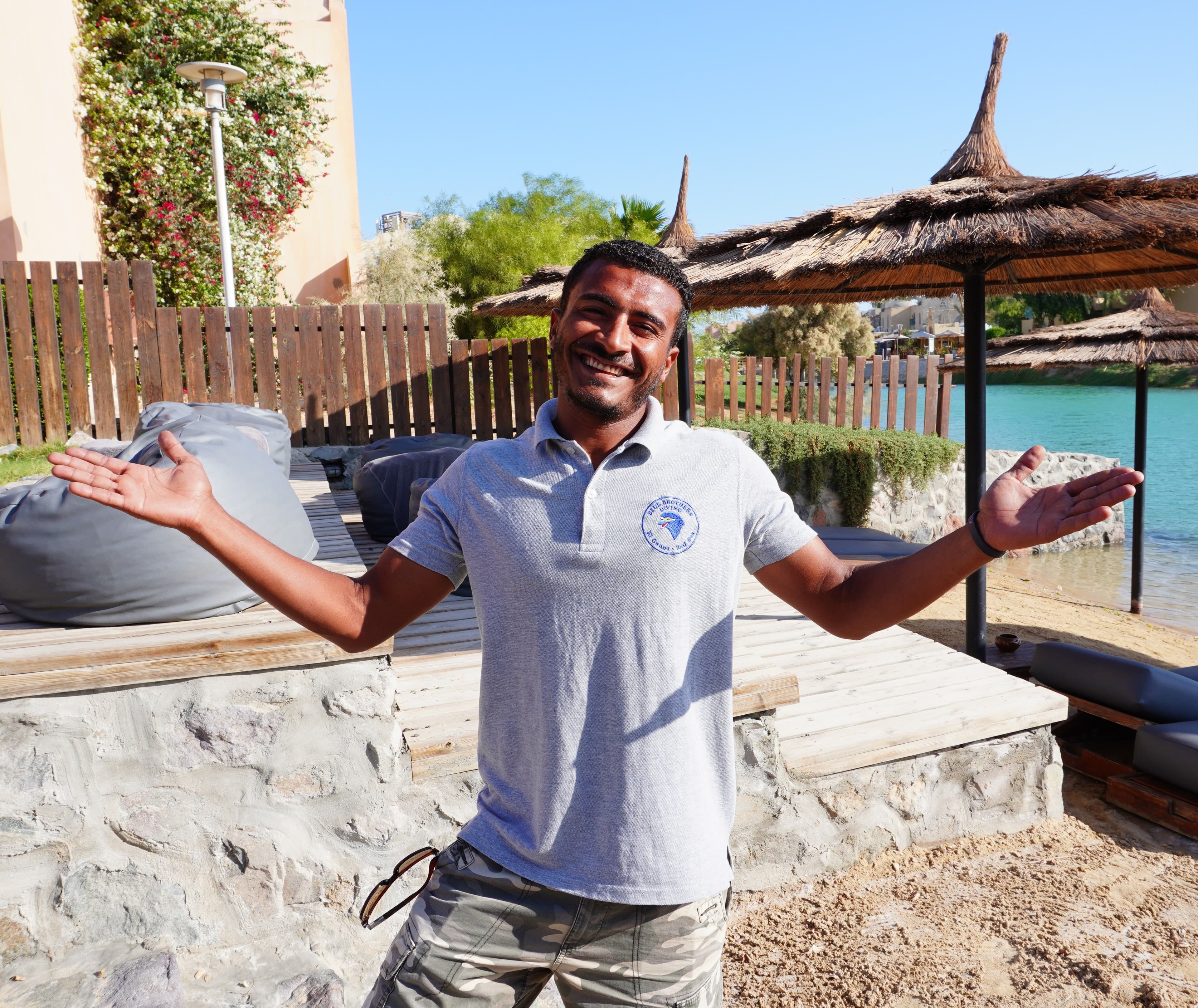 Hema aus dem Blue Brothers Diving Team begrüßt Gäste in El Gouna