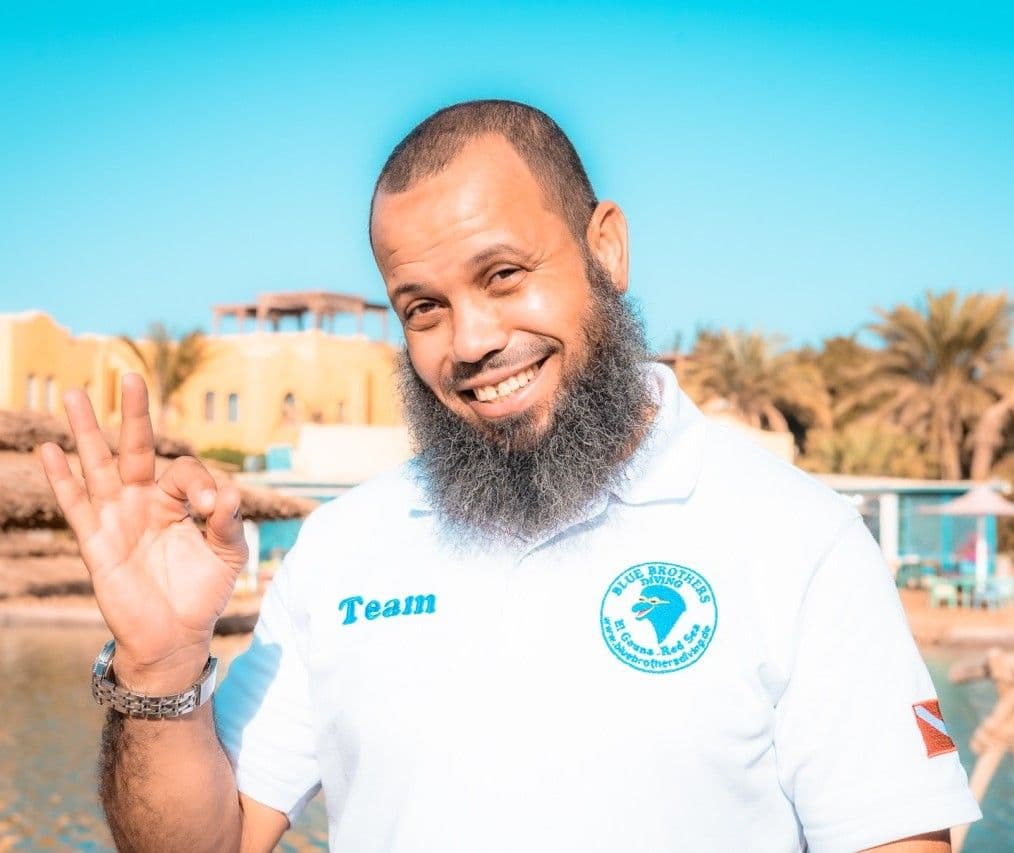 Hesham aus dem Blue Brothers Diving Team zeigt das OK-Zeichen