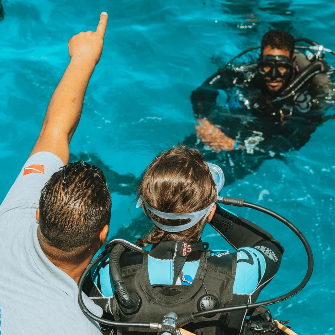 Divemaster-Kandidat unterstützt einen Schüler im Pool