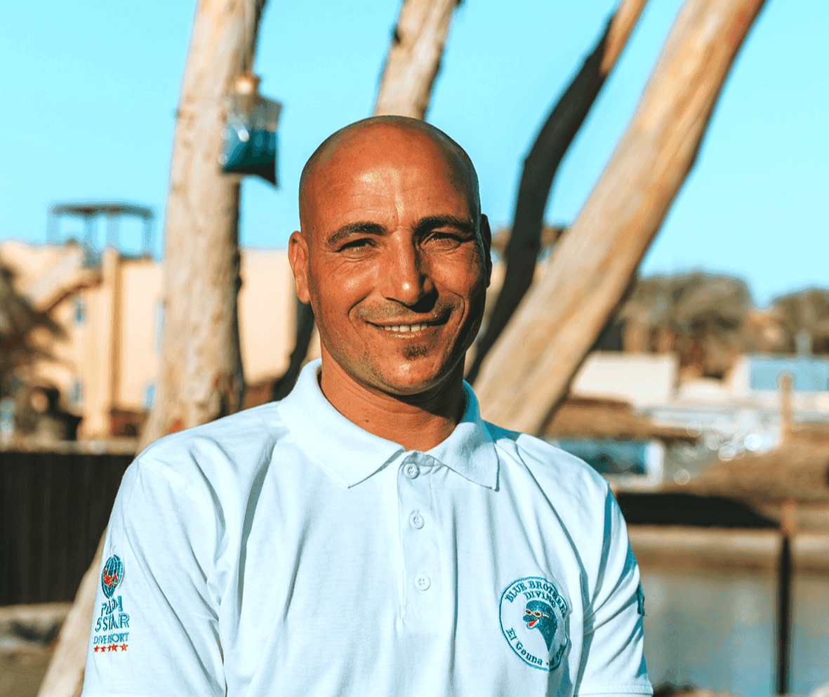 Mahmoud aus dem Blue Brothers Diving Team lächelt an der Tauchbasis