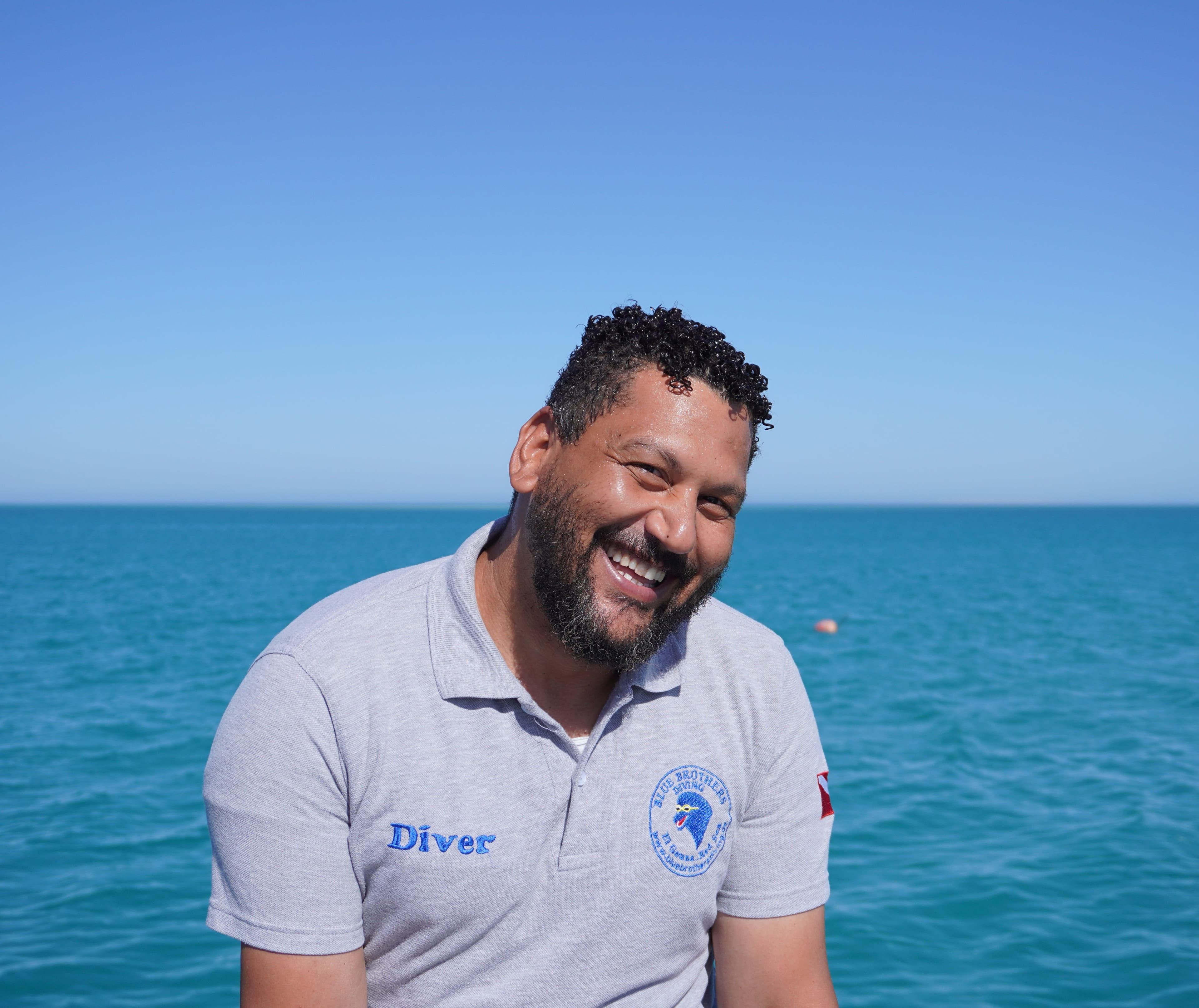 Mansour aus dem Blue Brothers Diving Team vor dem Roten Meer