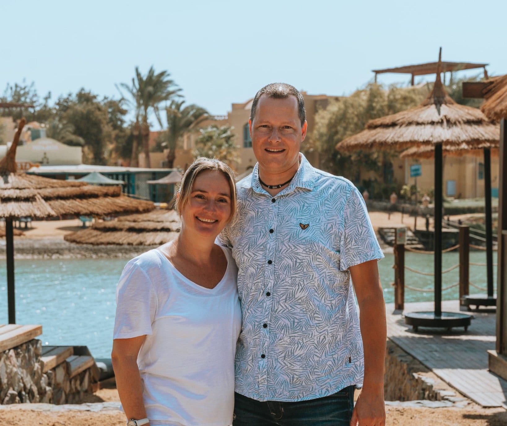 Manuela und Roman, Inhaber von Blue Brothers Diving, am Wasser in El Gouna