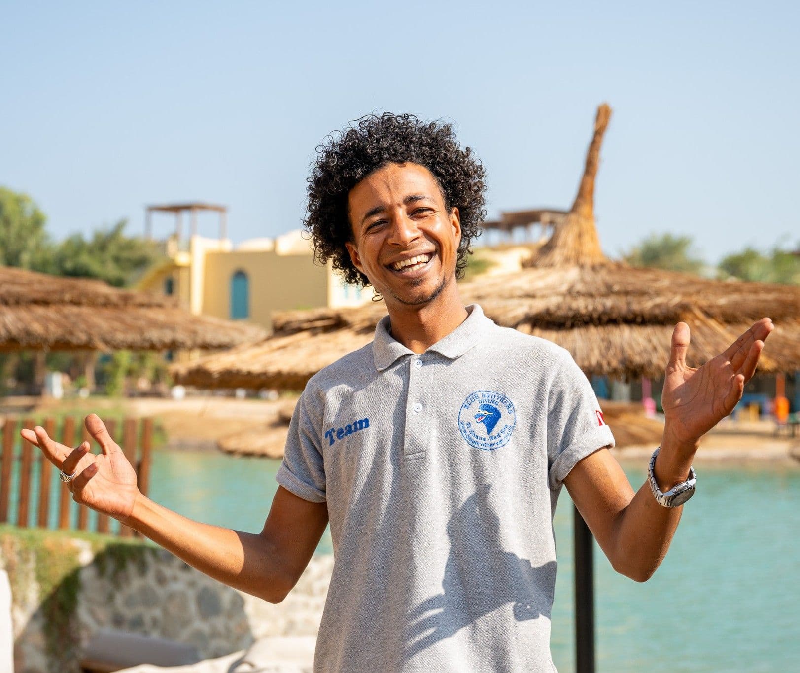 Medo aus dem Blue Brothers Diving Team begrüßt Gäste im Resort