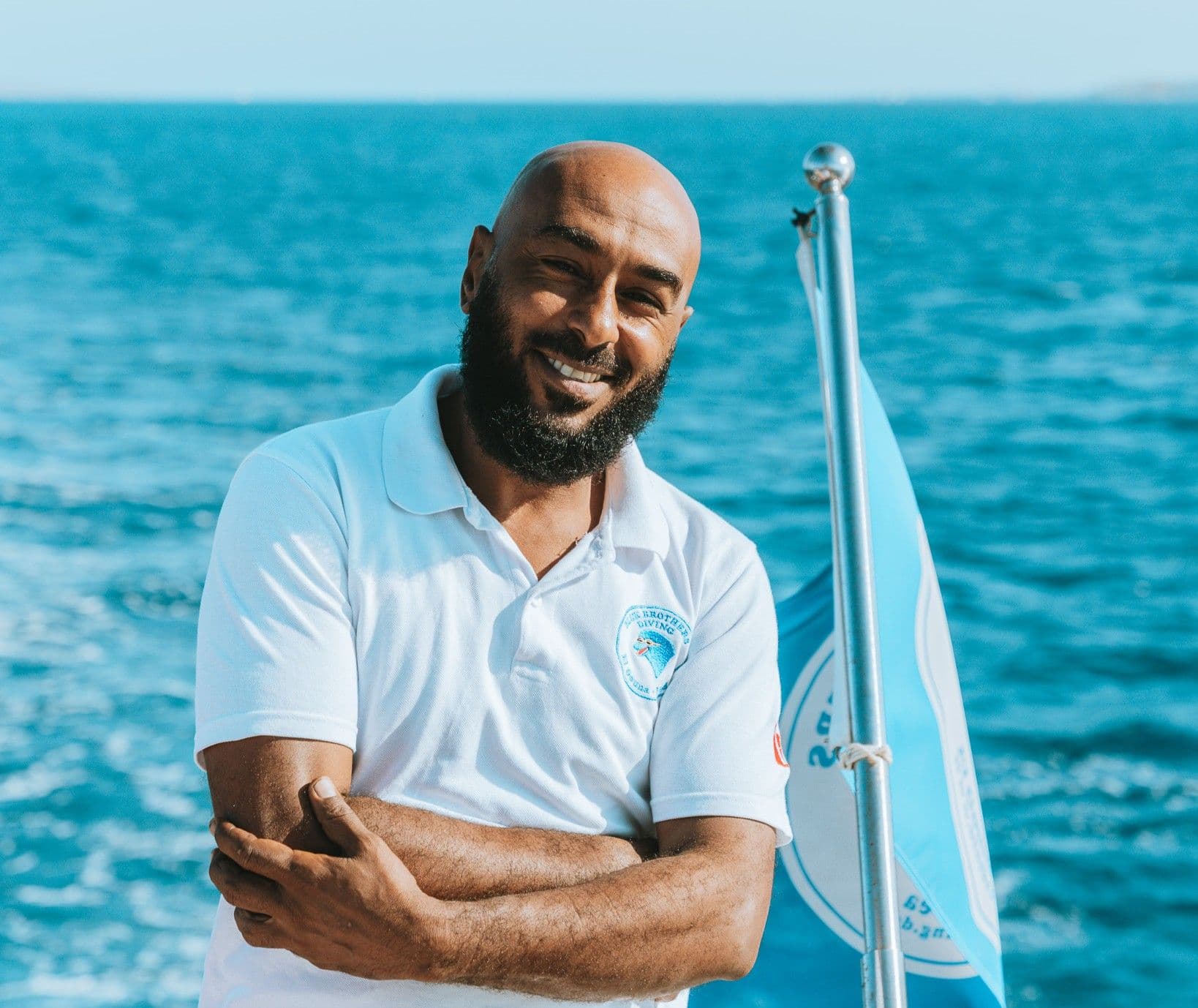 Mubarak aus dem Blue Brothers Diving Team lächelt auf dem Boot