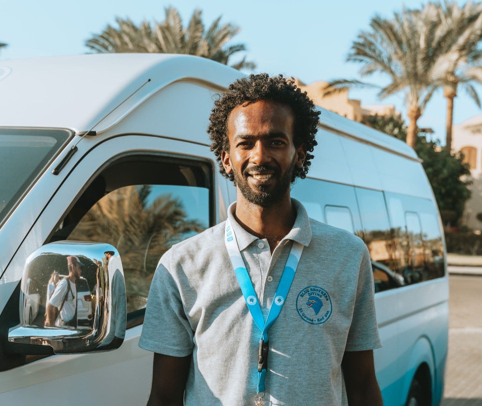 Omar aus dem Blue Brothers Diving Team steht am Transferfahrzeug