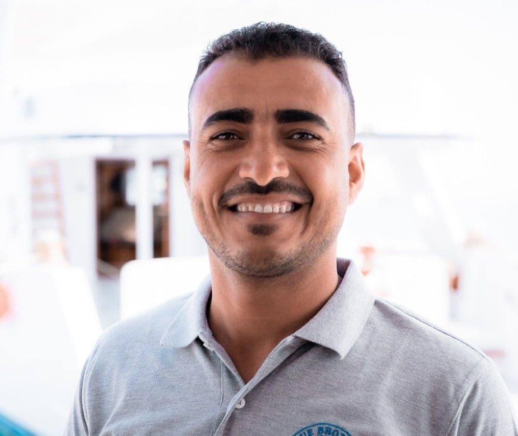 Osama aus dem Blue Brothers Diving Team lächelt im Außenbereich