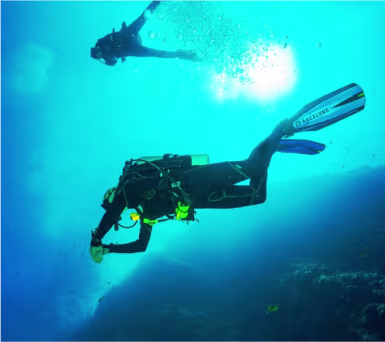 Instructor briefet Drift-Dive-Abläufe auf dem Boot