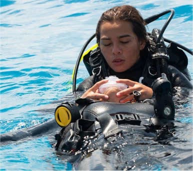 Rescue-Diver-Schüler übt Rettungsfertigkeiten im Pool