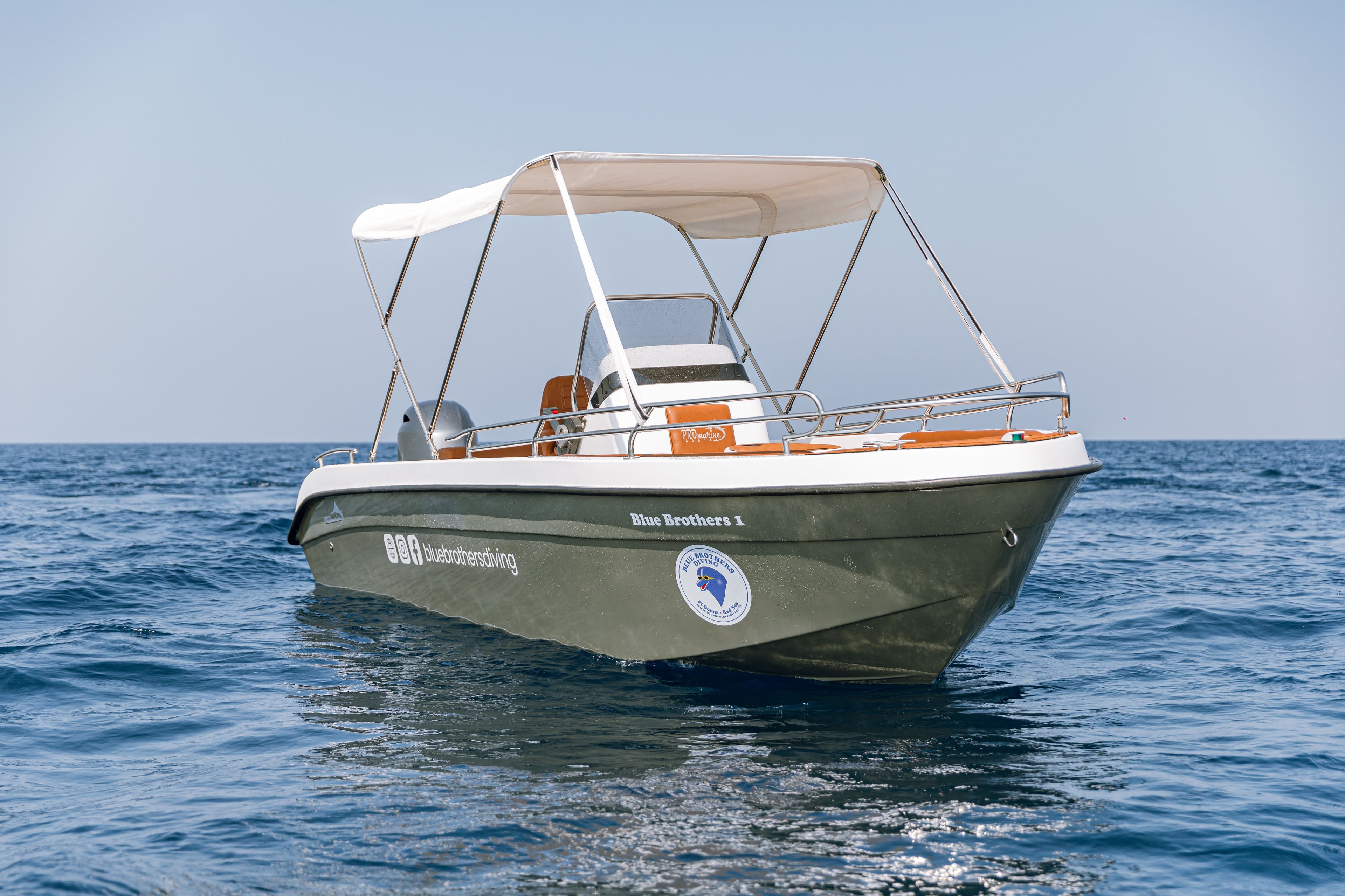 Blue Brothers 1 Speedboat ankert im klaren Wasser des Roten Meeres