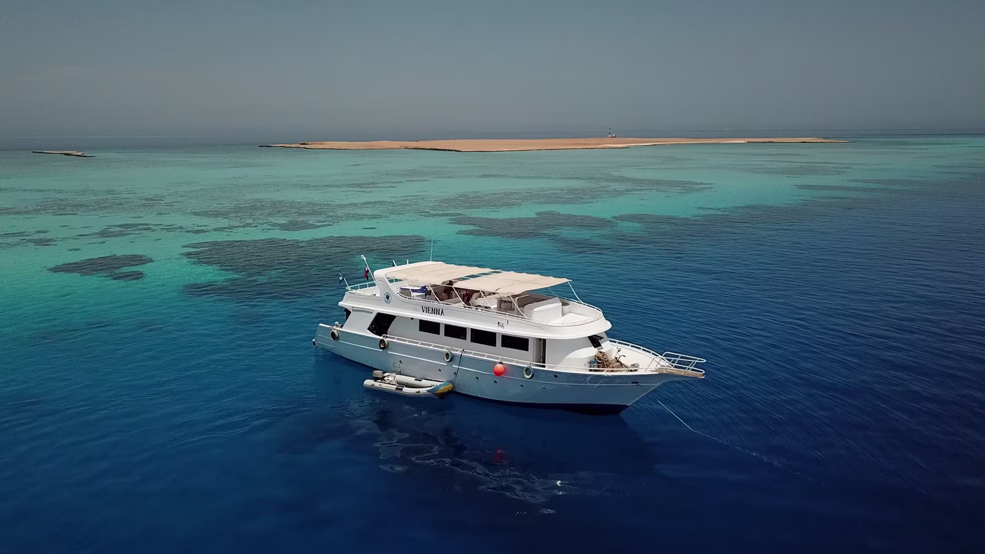 Blue Brothers Tagesboot ankert im türkisfarbenen Roten Meer bei El Gouna