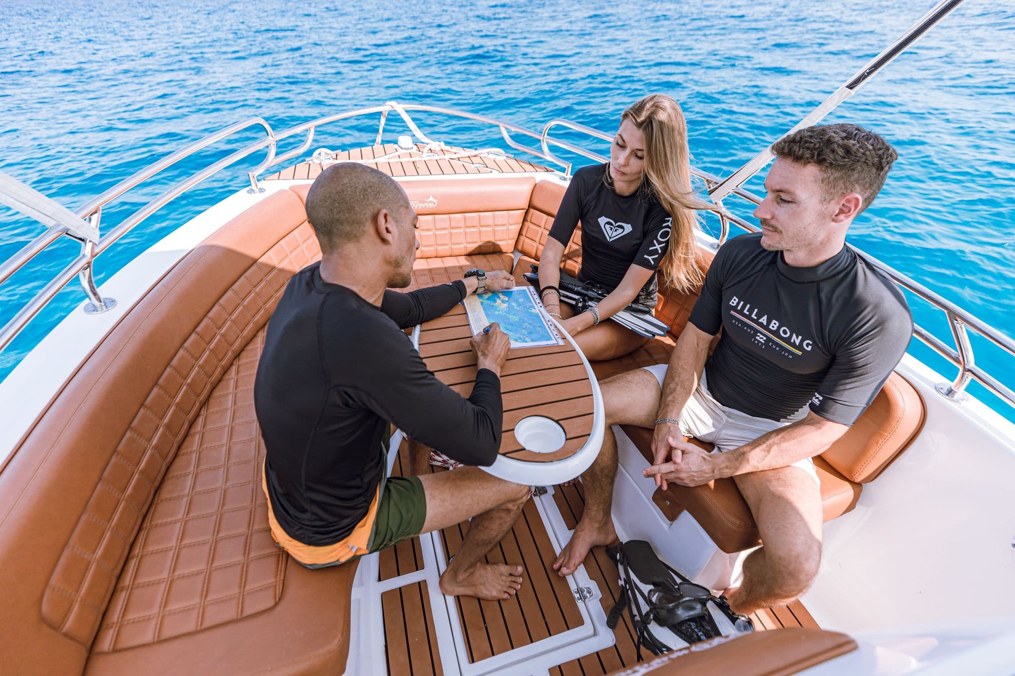 Gäste entspannen am Tisch während eines privaten Speedboat-Ausflugs