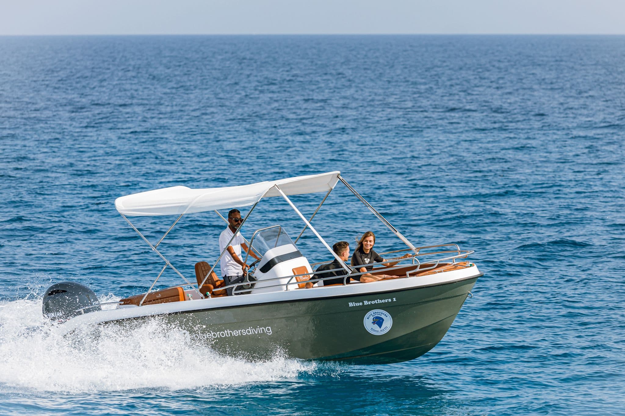 Blue Brothers 1 Speedboat fährt mit Gästen über das Rote Meer
